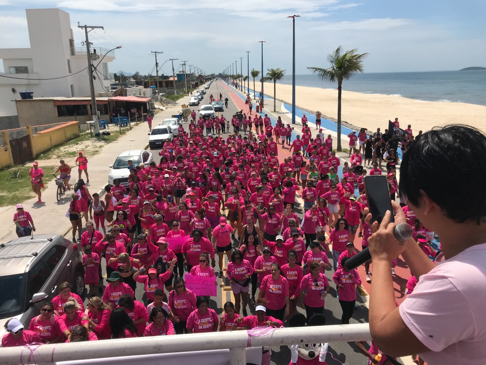 Caminhada do Outubro Rosa levou centenas de pessoas à Praia de Itaipuaçu -  Prefeitura de Maricá