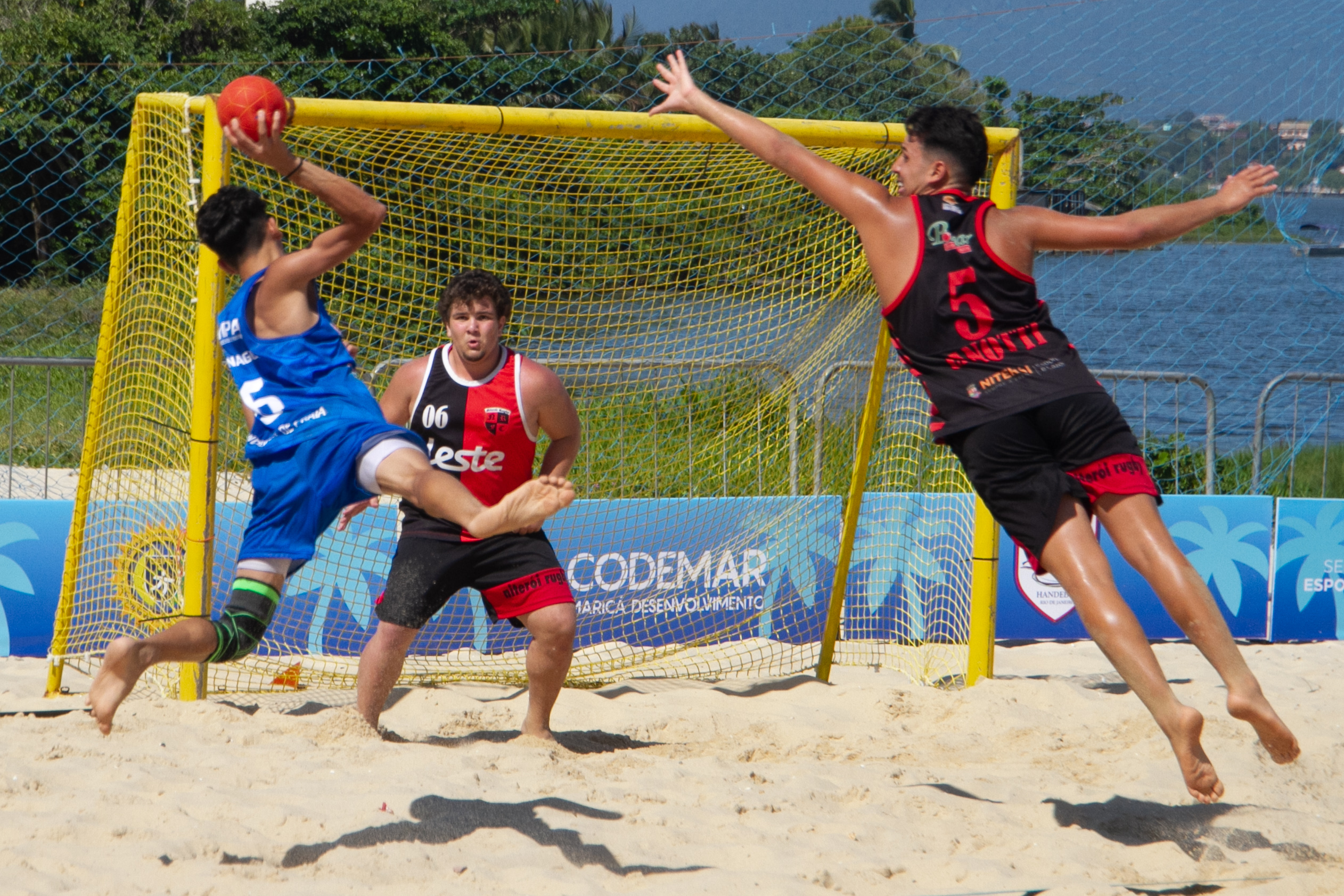 Arena de Esportes da Praia Central recebe redes de proteção