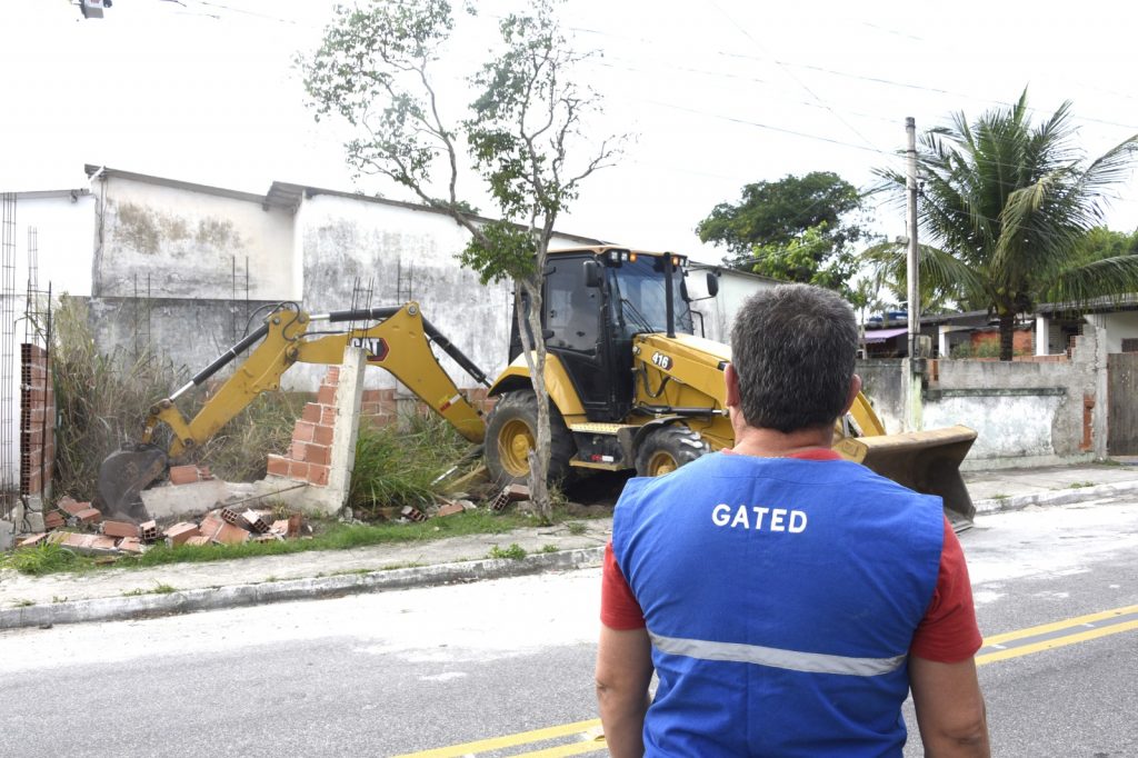 Gated demole construção irregular em Itaipuaçu