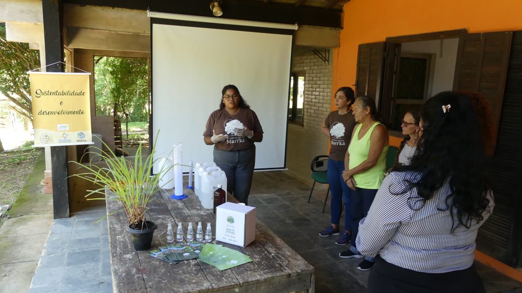 Farmacopeia Mari’ká realiza oficina de loção de citronela