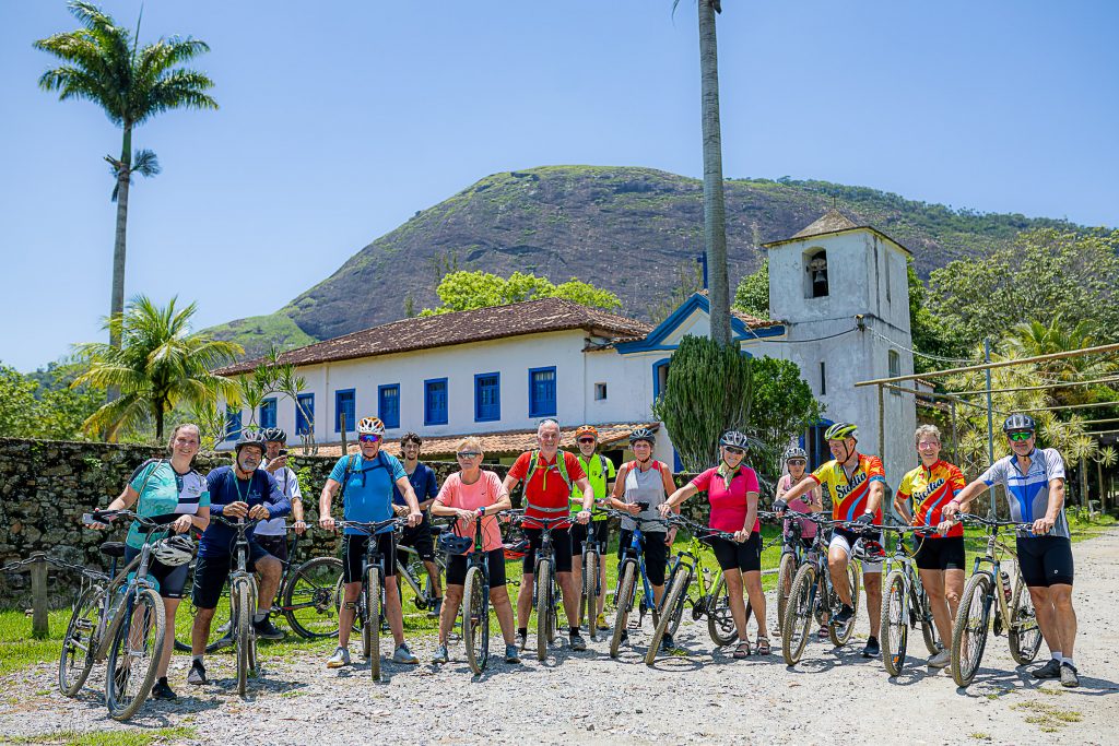 Cicloturistas noruegueses cruzam Maricá pela Rota Charles Darwin