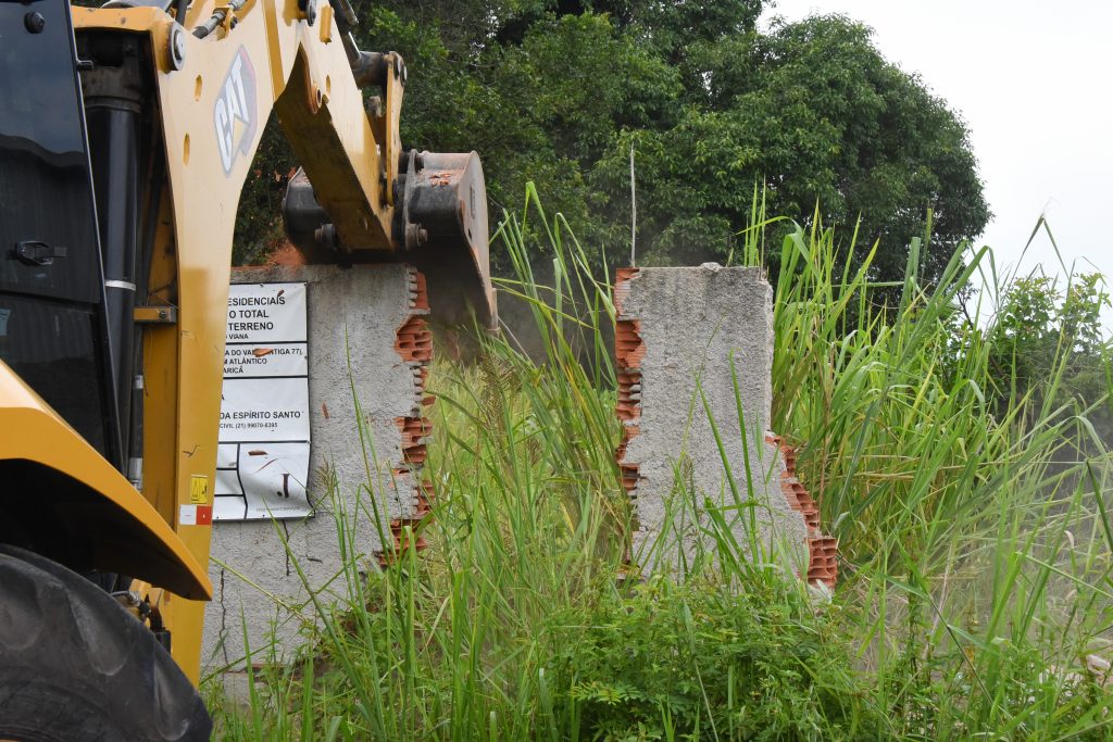 Gated realiza demolição de construção irregular em Itaipuaçu